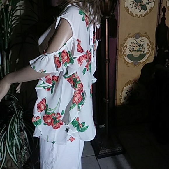 White and pink/ red roses top - Picture 3 of 7